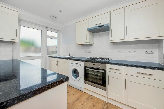 3 Bedroom Flat To Rent In Croxted Road, Dulwich, London, SE21