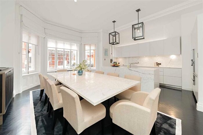 4 Bedroom Flat To Rent In Pont Street, South Kensington, SW1X