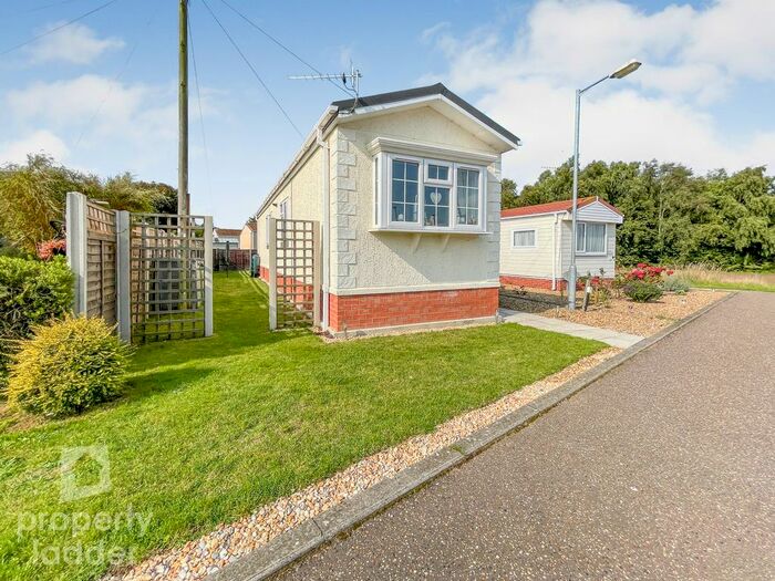 2 Bedroom Mobile/park Home For Sale In Woodland View, Stratton Strawless, Norwich, NR10