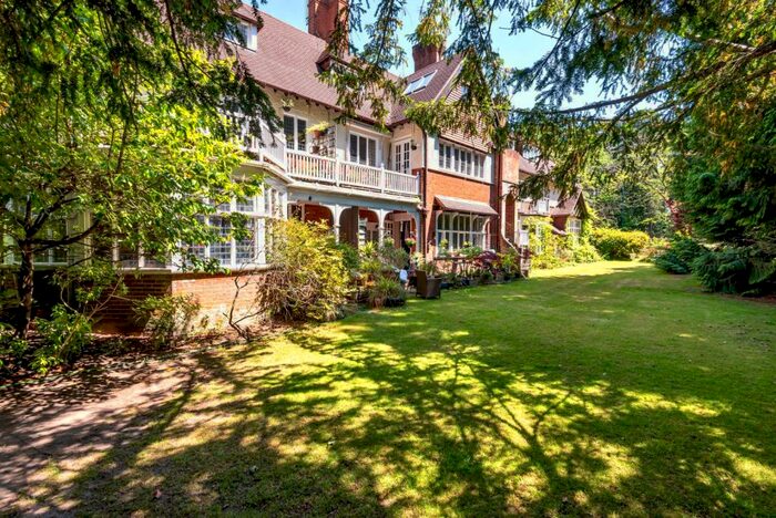 3 Bedroom Apartment To Rent In Maybury Hill, Woking, GU22