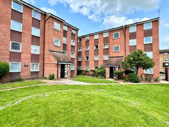 3 Bedroom Flat To Rent In Gurney Close, Barking, IG11