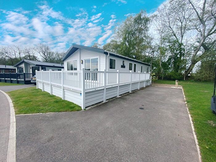 3 Bedroom Mobile/park Home For Sale In Woodland Retreat - Tattershall Lakes, Sleaford Road, Lincoln, LN4