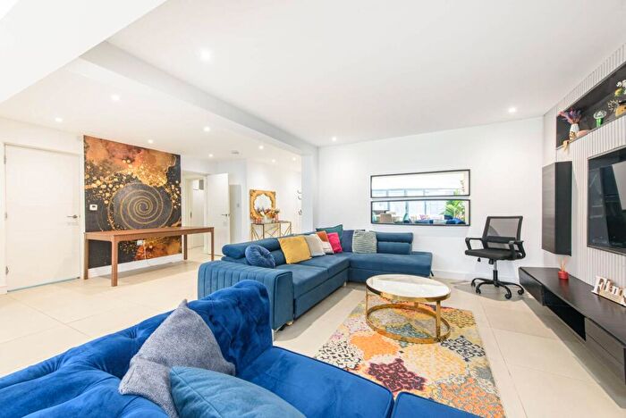 3 Bedroom Maisonette To Rent In The Vale, Cricklewood, London, NW11