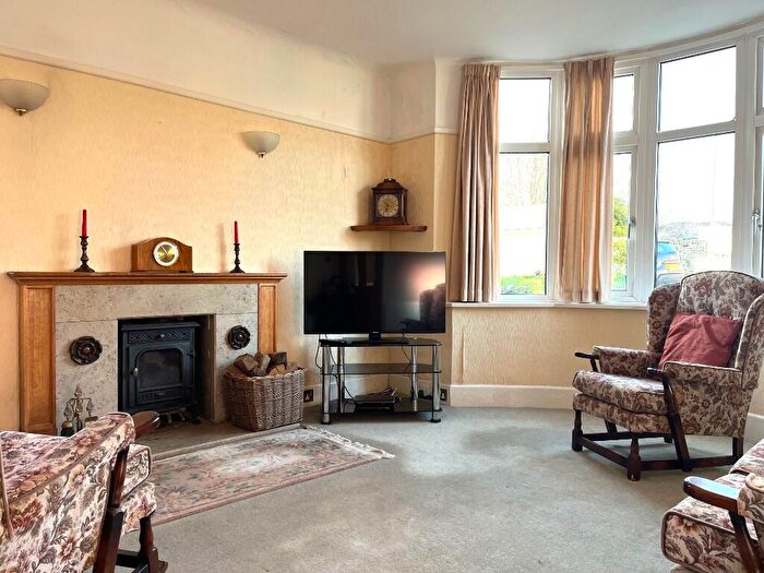 3 Bedroom Semi-Detached House For Sale In Durnford Drove, BH19 - Photo 3