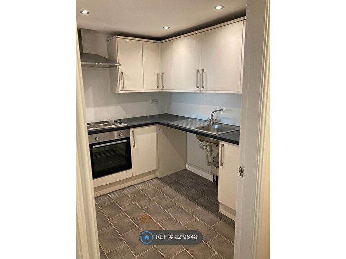 2 Bedroom Flat To Rent In Chapel Lane, Halifax, HX3