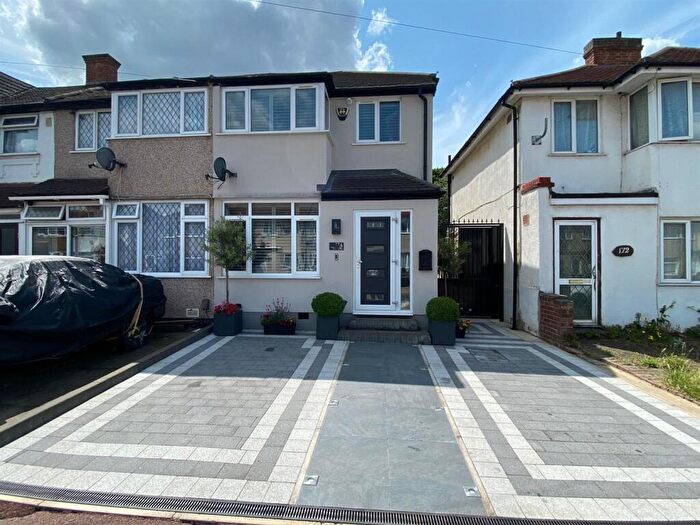 4 Bedroom End Of Terrace House For Sale In Beam Avenue -, Dagenham, RM10