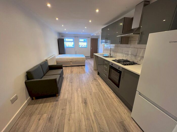 Studio To Rent In High Road, Leyton, E10