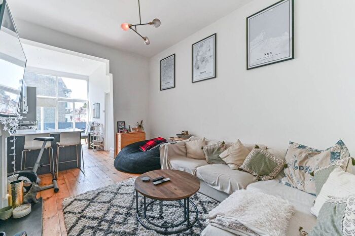 2 Bedroom Flat To Rent In Westwell Road, Streatham, London, SW16
