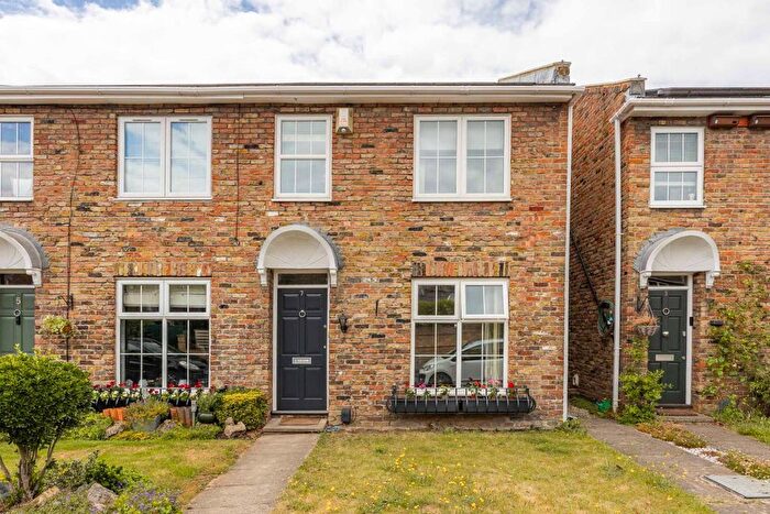 3 Bedroom Terraced House For Sale In Hollies Close, Strawberry Hill, TW1