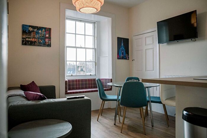 3 Bedroom Flat To Rent In Edinburgh Old Town, EH1