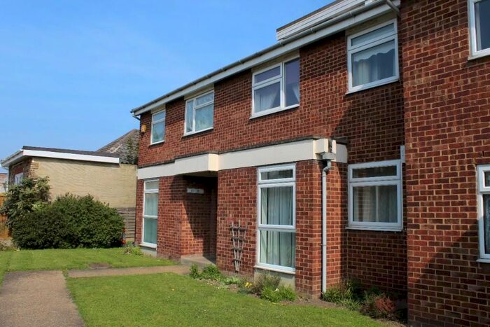 2 Bedroom Flat To Rent In Gerard Gardens, Rainham, Essex RM13