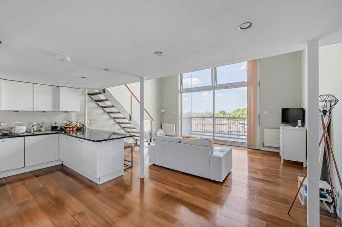 3 Bedroom Flat To Rent In Peterborough Road, London, SW6