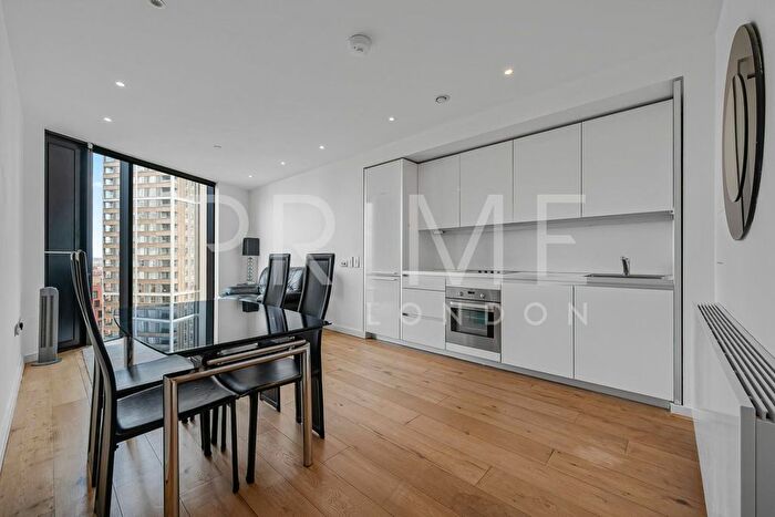 2 Bedroom Flat To Rent In Strata Building, Walworth Road, Elephant And Castle, SE1