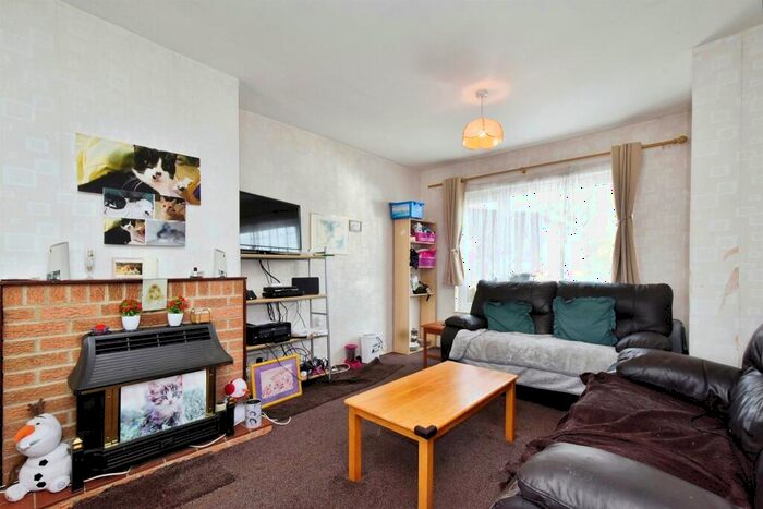 3 Bedroom Terraced House For Sale In Carstairs Avenue, Swindon, SN3