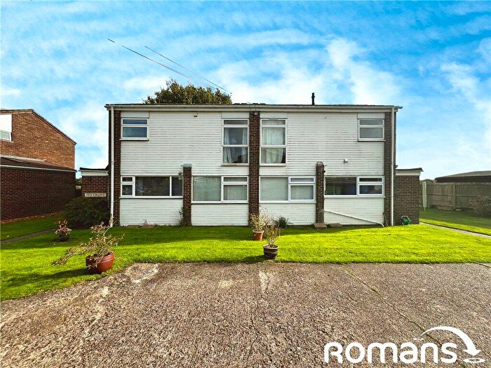 2 Bedroom Maisonette For Sale In Ivy Croft, Ivy Close, Holyport, SL6