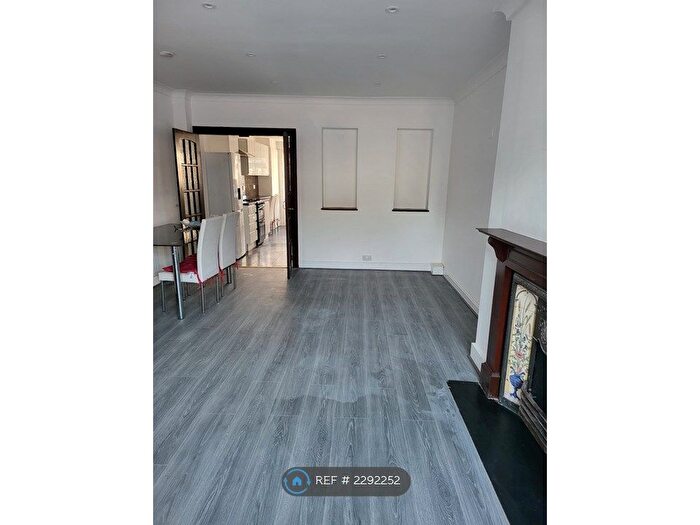 3 Bedroom End Of Terrace House To Rent In Fairholme Crescent, Hayes, UB4