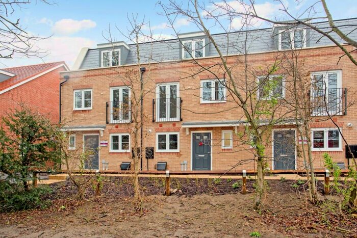 3 Bedroom House To Rent In Bell Farm Way Hersham, KT12