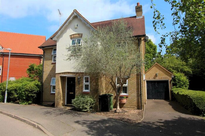 3 Bedroom Detached House To Rent In Bramble Tye, Laindon, SS15