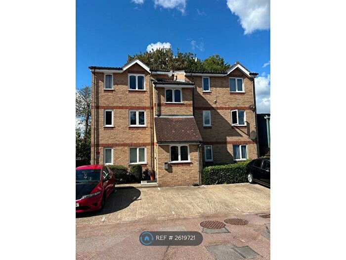 1 Bedroom Flat To Rent In Howard Close, Waltham Abbey, EN9