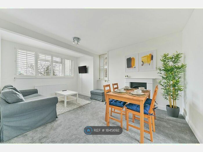 2 Bedroom Flat To Rent In Longley Road, London, SW17