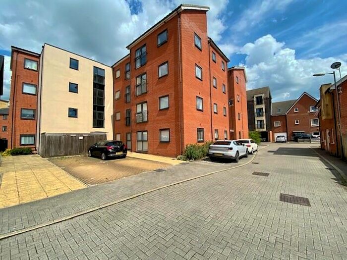 2 Bedroom Flat To Rent In Boldison Close, Aylesbury, HP19
