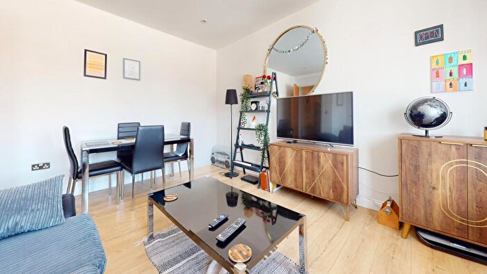 1 Bedroom Flat To Rent In Western Road, BN1