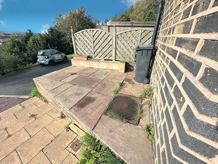 2 Bedroom End Of Terrace House To Rent In Trooper Lane, Halifax, HX3