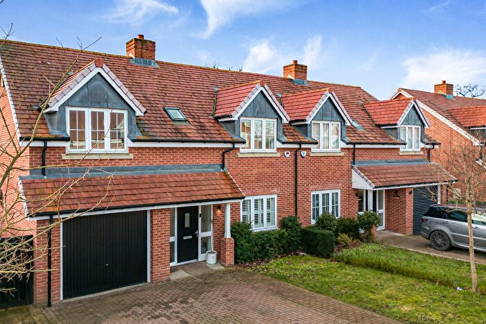 4 Bedroom Semi-Detached House For Sale In The Stables, Pottersheath, AL6