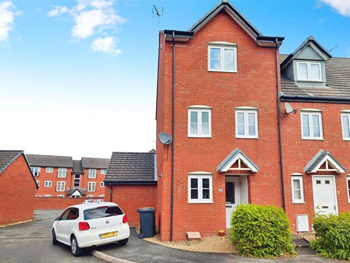 4 Bedroom Semi-Detached House To Rent In Dee Close, Hilton, DE65