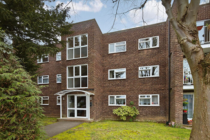 3 Bedroom Flat For Sale In Malcolm Way, Snaresbrook, E11