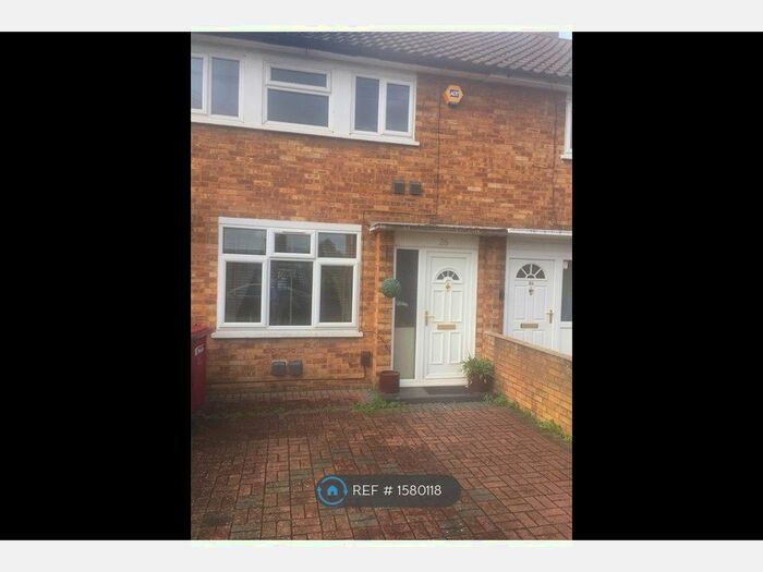 3 Bedroom Terraced House To Rent In Romsey Close, Slough, SL3