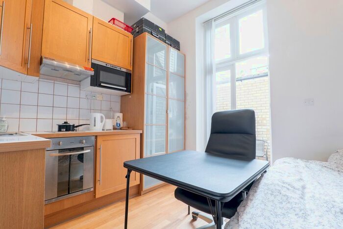 Studio To Rent In Warbeck Road, Shepherds Bush, London, W12