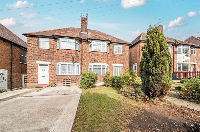 2 Bedroom Flat For Sale In Claybury Broadway, Ilford, IG5