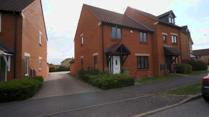 3 Bedroom Semi-Detached House To Rent In Otterburn Cresent, Oakhill, MK5