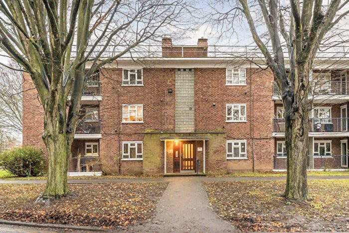 2 Bedroom Flat For Sale In Edensor Gardens, Chiswick, W4
