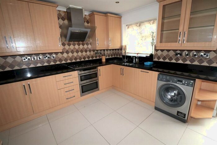 5 Bedroom House To Rent In Hedge Lane, London, N13