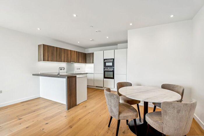 3 Bedroom Flat To Rent In Twickenham Gateway, London Road, Twickenham, TW1