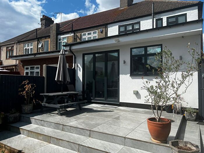 4 Bedroom Semi-Detached House To Rent In Ash Grove, Palmers Green, N13