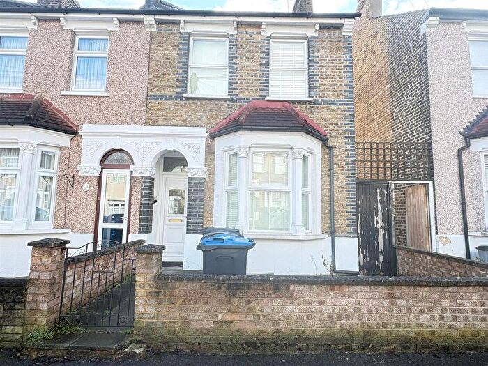 2 Bedroom End Terrace House For Sale In Dundee Road, London, SE25