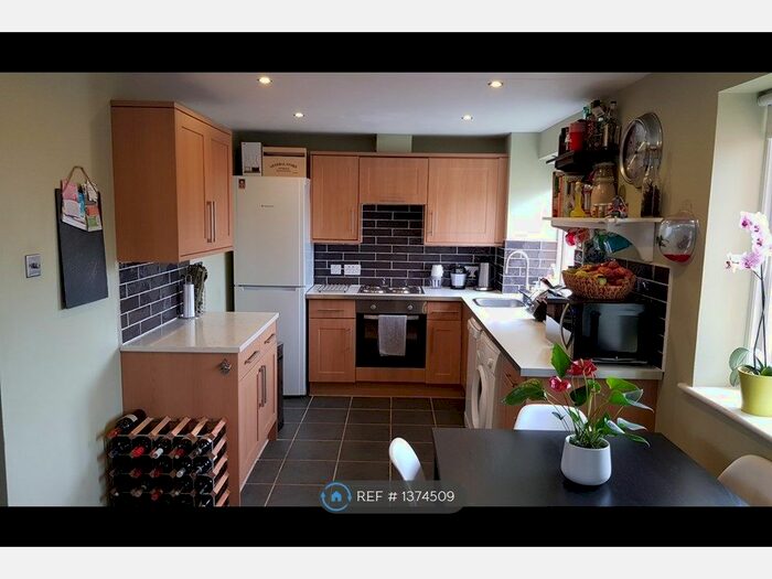 2 Bedroom Flat To Rent In Churchill Court, London, SE18