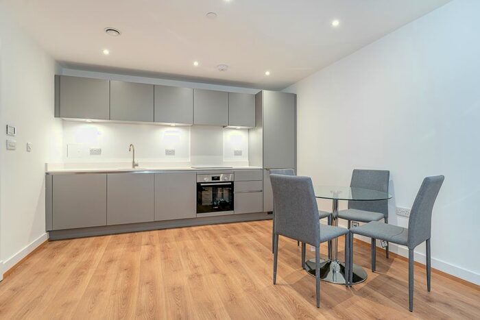 2 Bedroom Flat To Rent In Well Farm Road, Whyteleafe, CR3