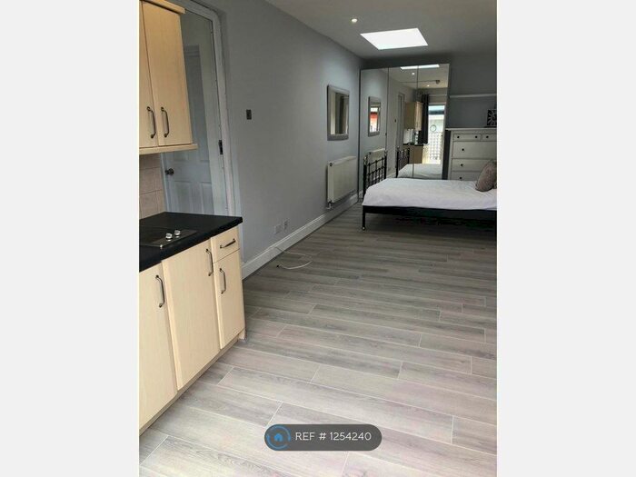 Studio To Rent In Colonial Road, Slough SL1