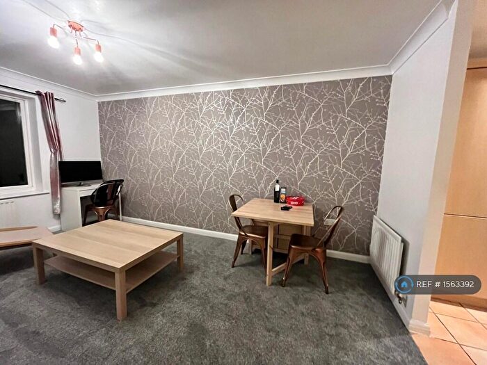 2 Bedroom Flat To Rent In Iliffe Close, Reading, RG1