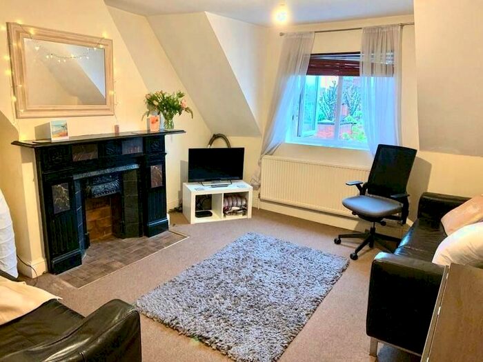 3 Bedroom Flat To Rent In Fairlawn Avenue, London, W4