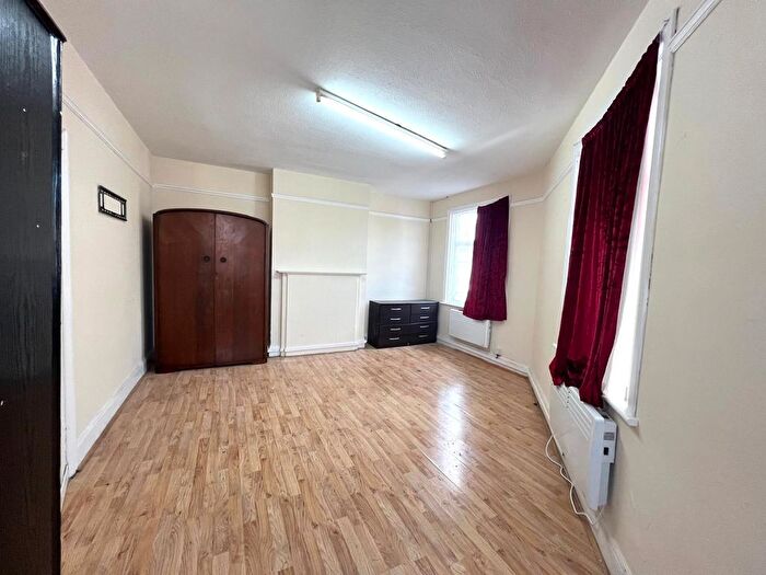 3 Bedroom Semi Detached House To Rent In The Broadway, Southall, UB1
