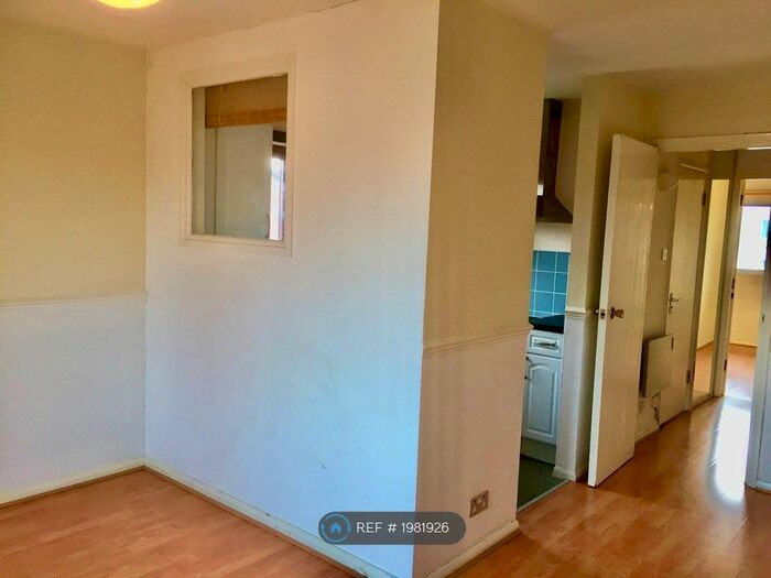 1 Bedroom Flat To Rent In Chricketers Close, Erith, DA8