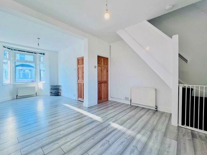2 Bedroom Town House To Rent In Tennyson Road, Stratford, E15