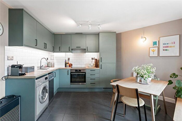 2 Bedroom Apartment For Sale In Martello Street, London, E8 - Photo 3