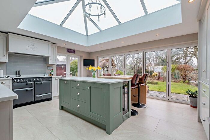 4 Bedroom Detached House For Sale In Tutts Clump, Berkshire, RG7