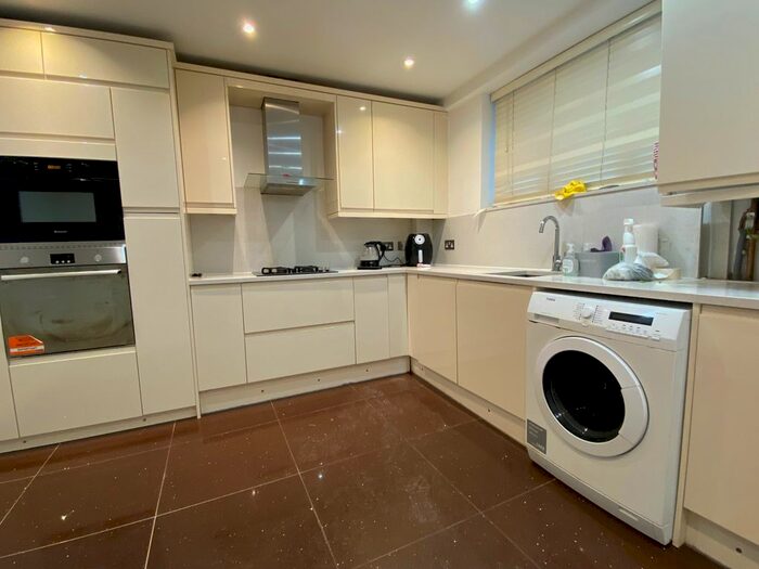 3 Bedroom Flat To Rent In Kingston Hill, Kingston Upon Thames KT2